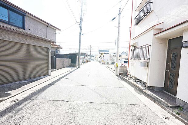 物件の南西側前面道路（北西側から）［2023年2月21日撮影］周辺は平坦で、阪神本線「打出」駅まで徒歩7分という便利な立地です。