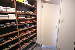 玄関横のシューズインクローク!