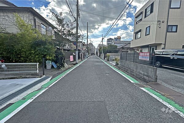 物件の西側前面道路（北側から）［2025年11月15日撮影］