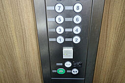 非接触キーをかざすことでエレベーターが利用できます。