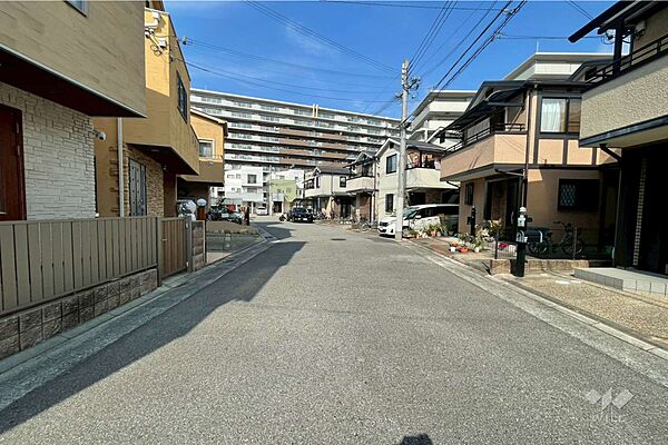 物件の北西側前面道路（南西側から）［2026年3月20日撮影］