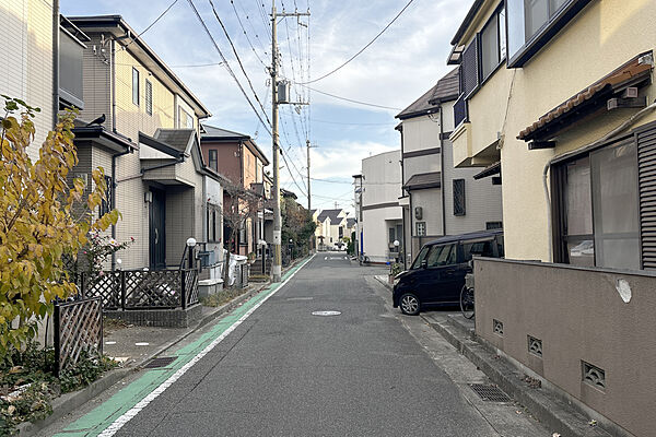 物件の北東側前面道路（北西側から）［2025年12月23日撮影］