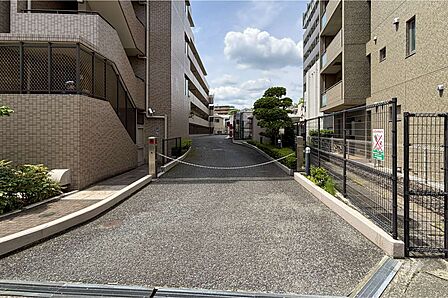 駐車場の出入口(ロボットゲート付き)