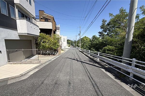物件の南側前面道路（西側から）［2026年5月17日撮影］