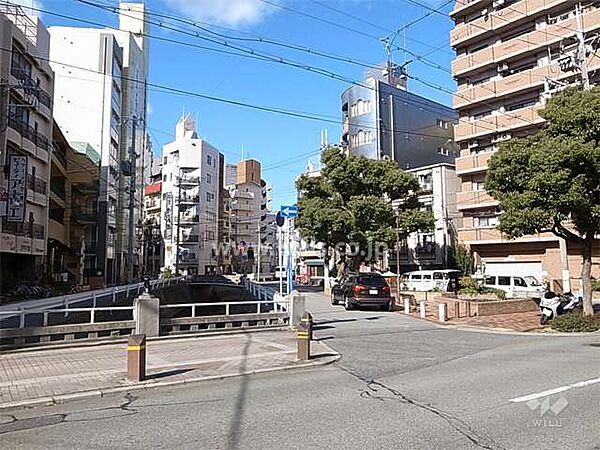 周辺は住宅の他、店舗が多く建ち並ぶ商業地です。