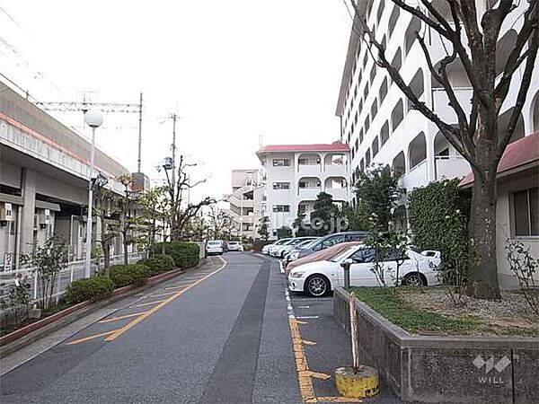 敷地内駐車場。敷地北側には道路を挟んで、阪急神戸線が走っています。