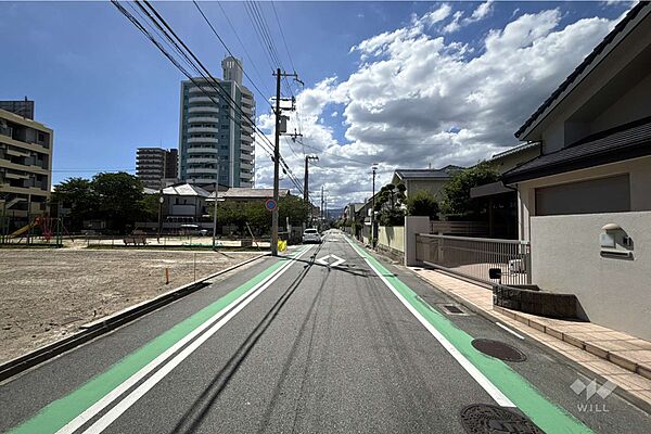 物件の北東側前面道路（南東側から）［2026年8月8日撮影］