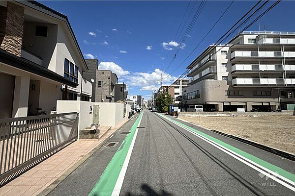 物件の北東側前面道路（北西側から）［2026年8月8日撮影］