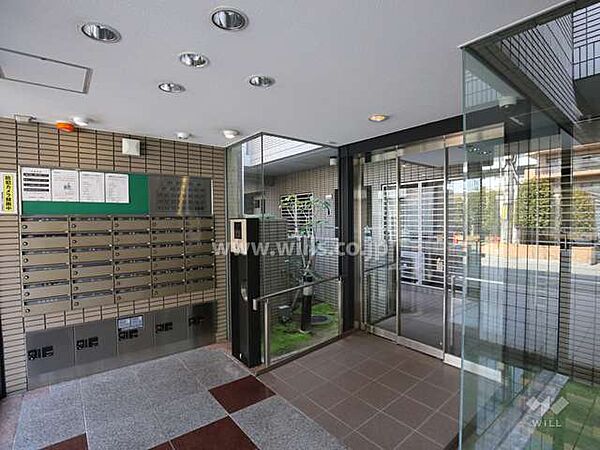 エントランスはオートロック付きです。
