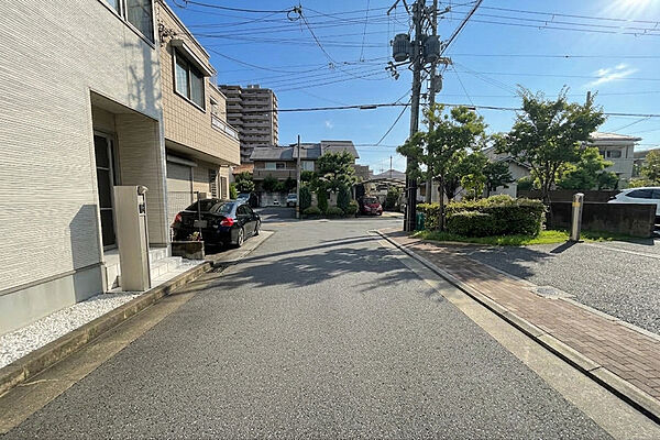 物件の東側前面道路（南側から）※掲載写真は一部CG加工(青空加工)を施しています。現況優先。［2026年9月16日撮影］