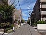 その他：敷地東側の前面道路。周辺はマンションと一戸建てが混在する静かな住宅地です。