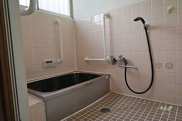 浴室には窓があるため、使用後は換気もしやすいです。［2023年7月16日撮影］