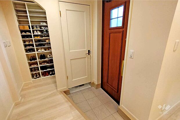 玄関。広々とした玄関ホールとなっています。シューズインクロークもあり、たくさんの靴が収納可能です。［2023年10月23日撮影］