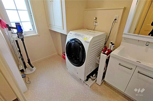 洗面室。ドラム式洗濯機をおいても十分に余裕のある広さがあります。窓もあり明るい空間です。［2023年10月23日撮影］