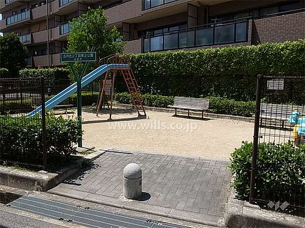 敷地に隣接して小さな公園があります。
