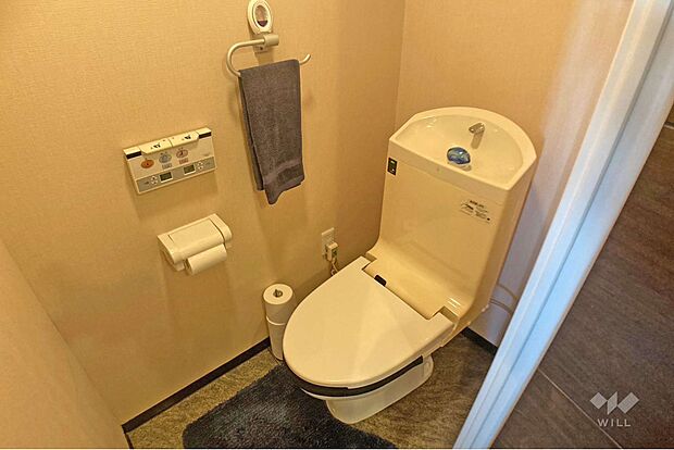 トイレ。ウォシュレット付きです。トイレだけでなく水廻りのリフォームのご提案も可能です。［2024年5月3日撮影］
