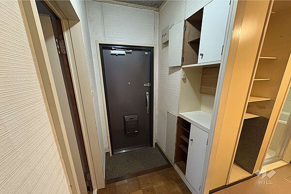玄関。下足入れがついておりますので、玄関をすっきりと保つことができます。［2025年7月22日撮影］