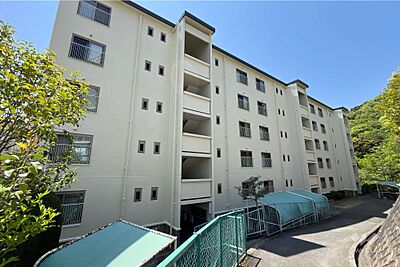 外観:ライオンズマンション箕面F棟の外観(北東側から)周辺は山林が広がる自然豊かな住宅地です。 外観:ライオンズマンション箕面F棟の外観(北東側から)周辺は山林が広がる自然豊かな住宅地です。
