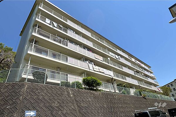 ライオンズマンション箕面F棟の外観（南西側から）
