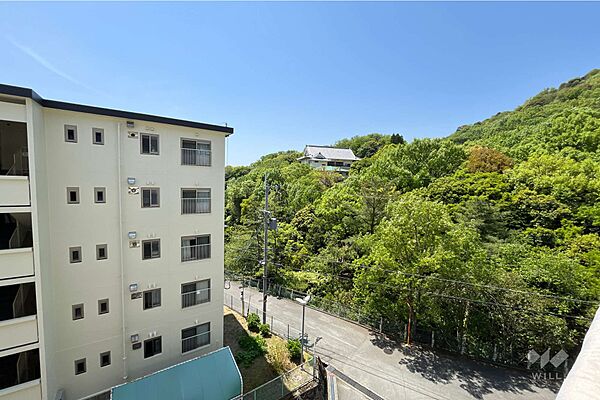 バルコニーからの眺め（南西方向）。自然豊かな眺望が広がるバルコニーです。