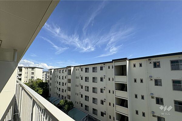 バルコニーからの眺め（南東方向）。前面棟とは距離があるため、目線が気になることはありません。