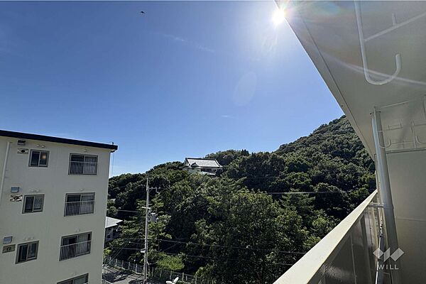 バルコニーからの眺め（南西方向）自然豊かな眺望が広がるバルコニーです。