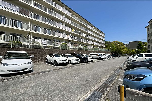 敷地内駐車場（屋外平面式）。高さのあるお車の駐車も可能です。空き状況に関しましてはお問合せください。