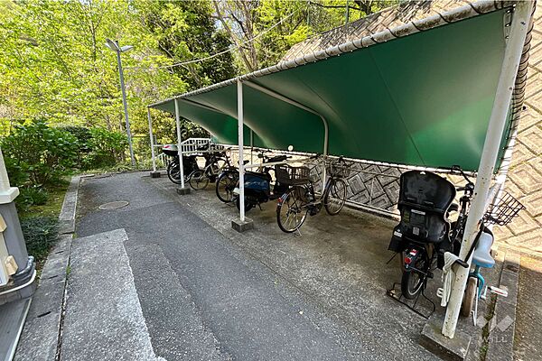 駐輪場。屋根があるため、雨の日も自転車が濡れる心配が少ないです。空き状況についてはお問い合わせくださいませ。