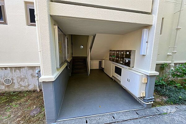 住戸の出入口。階段下には郵便ポストがございます。
