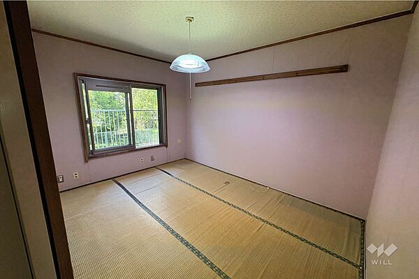 北東側和室6帖。窓が大きく取られており、北東側ですが明るい居室です。