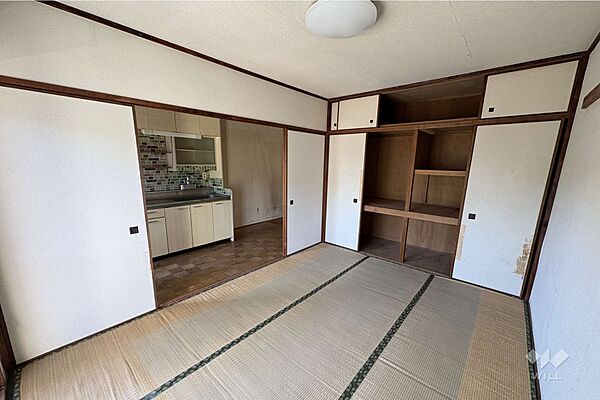 南東側和室6帖。キッチンに隣接しており、続き間としても利用可能です。南西側バルコニーに面しています。
