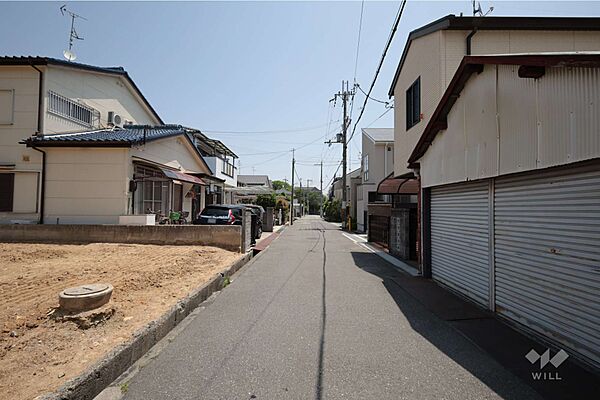 物件の南側前面道路（西側から）［2025年5月20日撮影］