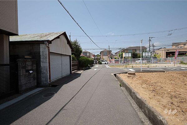 物件の南側前面道路（東側から）［2025年5月20日撮影］