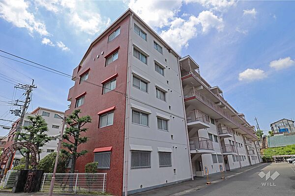 メゾン箕面青松園前1番館の外観（北東側から）周辺は一戸建てとマンションが混在した緑豊かな住環境です。