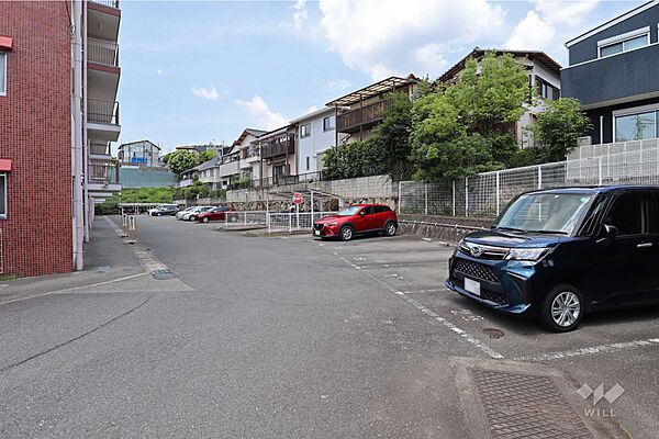 敷地内駐車場（屋外平面式）車の出し入れが楽な平面式駐車場です。