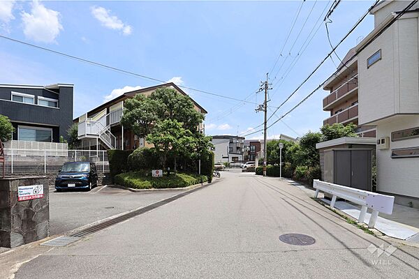 敷地東側の前面道路（南側から）。教育施設やスーパーが近い距離にございます。