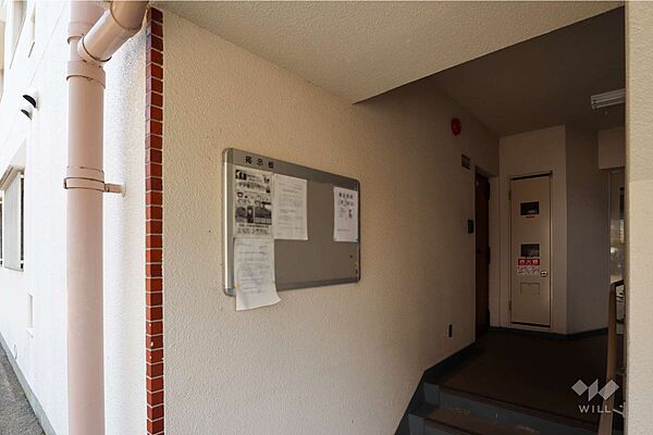 掲示板。マンションの1階にございます。