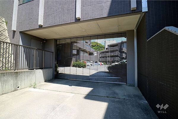 駐車場の出入り口（リングシャッター付き）