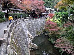 滝道(箕面大滝に至る散歩道)まで徒歩6分!