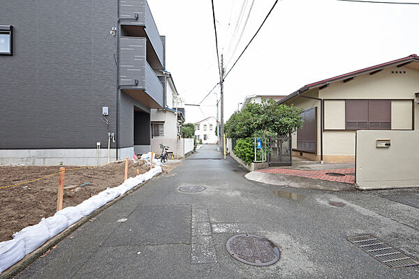 物件の北側前面道路（東側から）［2025年9月17日撮影］