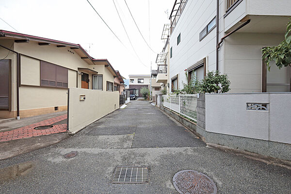 物件の北側前面道路（南側から）［2025年9月17日撮影］
