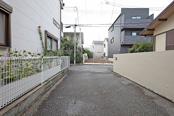 物件の北側前面道路（北側から）［2025年9月17日撮影］