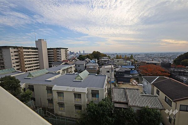 バルコニーからの眺め（南東方向）。最上階で目の前を遮るものがなく、大阪市内まで見渡すことができます。