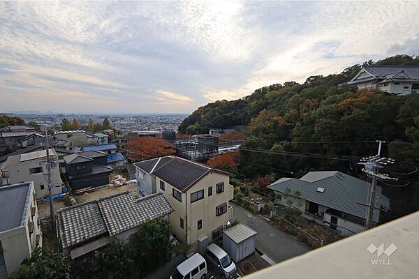バルコニーからの眺め（南西方向）。自然豊かな景色で四季を感じられる眺望です。