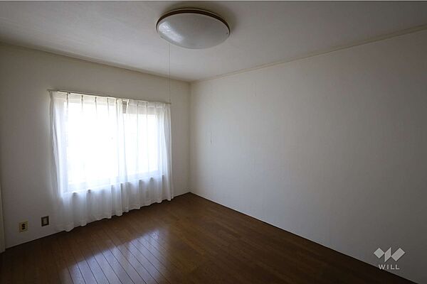 洋室6.0帖。全室洋室仕様で、6帖以上の広さがございます。こちらの部屋には収納が付いています。