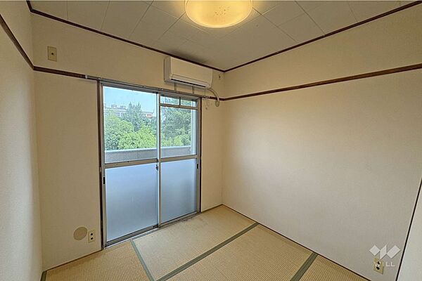 南側和室4.5帖。南向きバルコニーに面した窓から明るい光が差し込みます。