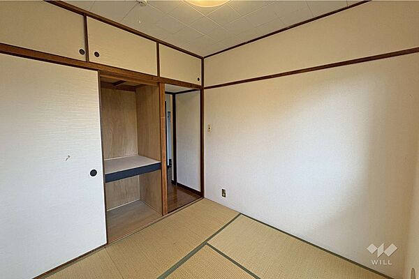 南側和室4.5帖。押入付きですので、部屋をすっきり保つことができます。