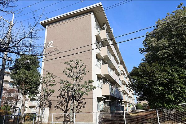 粟生第2住宅22棟の外観（南西側から）南側に棟がないため、バルコニーからの眺望が開けています。