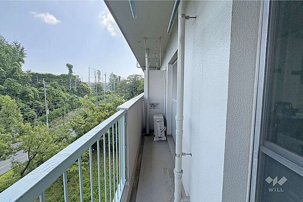 バルコニー。5階建ての最上階ですので、陽当たり、風通しが良く、洗濯物が良く乾きます。