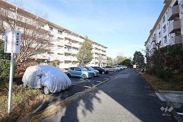 敷地内駐車場（屋外平面式）平面式のため、普段使いが便利で、高さ制限はございません。